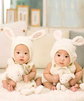 双子の赤ちゃんへの出産祝い！「おめでとう」も二人分に | TANP