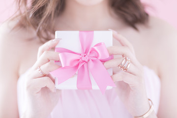 同僚女性にプレゼント！2000円前後の喜ばれるお礼プレゼント特集