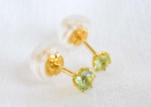 K18 ペリドットピアス