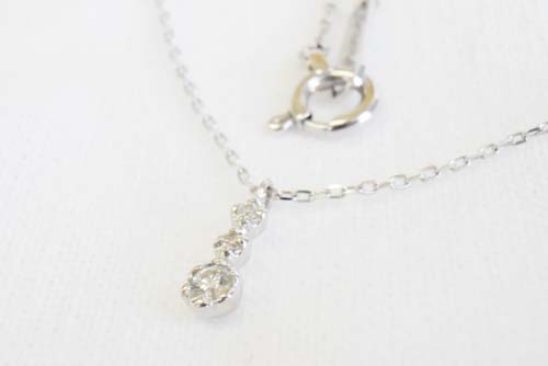 ３粒のダイヤモンドがおしゃれな華奢感ネックレス K10YGメミコショップj0005