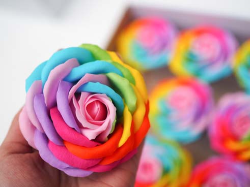 “レインボーローズ”　フレグランス-9輪入り