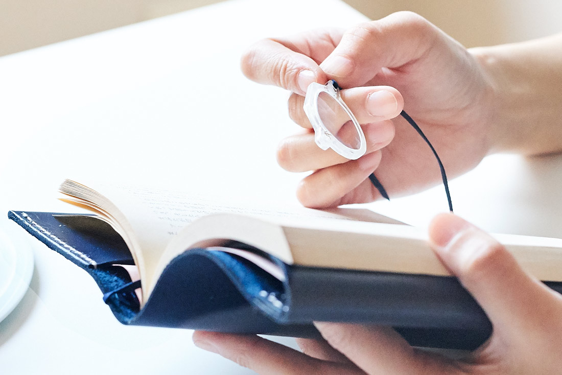 yomeru-BOOK JACKET(ルーペ付きブックカバー)