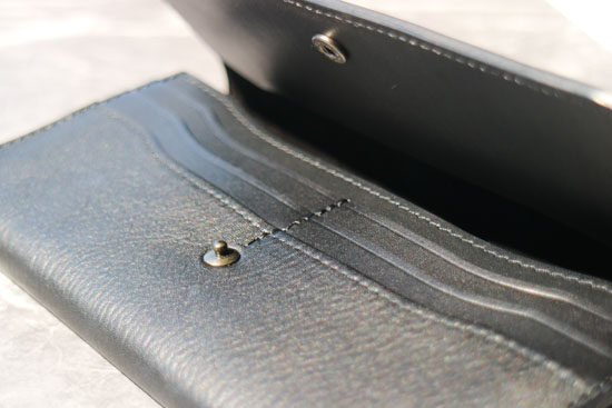 フラップ付き長財布-ブラック