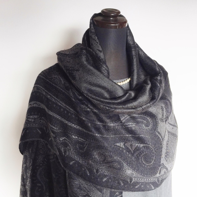 シルクカシミヤ大柄ペイズリージャカードストール　チャコール