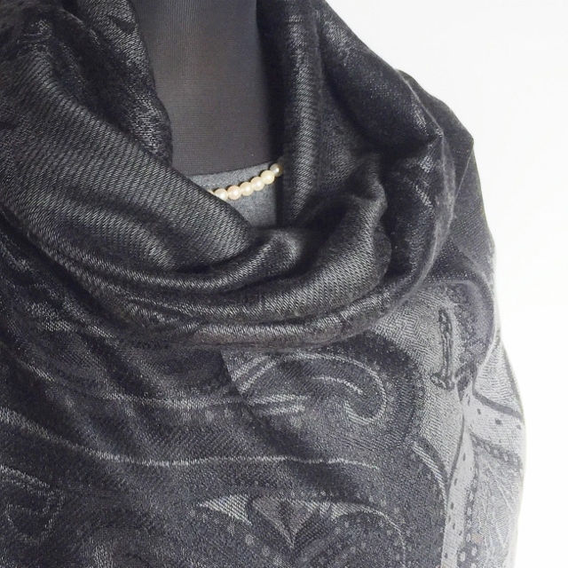 シルクカシミヤ大柄ペイズリージャカードストール　チャコール