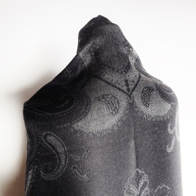 シルクカシミヤ大柄ペイズリージャカードストール　チャコール