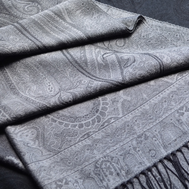 シルクカシミヤ大柄ペイズリージャカードストール　グレー