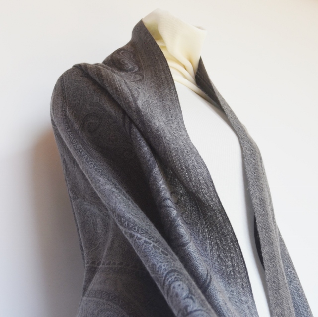 シルクカシミヤ大柄ペイズリージャカードストール　グレー