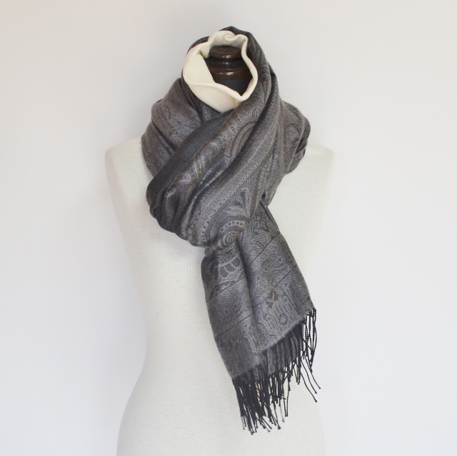 シルクカシミヤ大柄ペイズリージャカードストール　グレー
