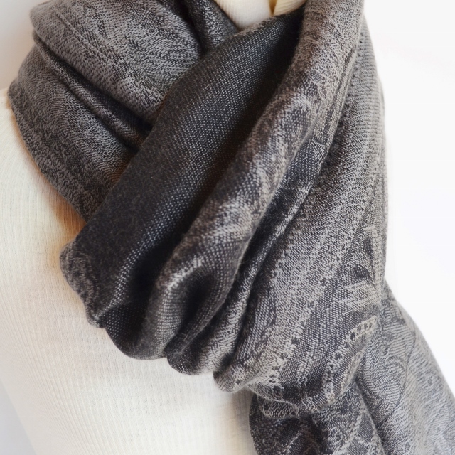 シルクカシミヤ大柄ペイズリージャカードストール　グレー