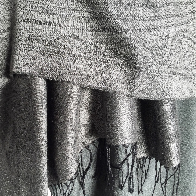 シルクカシミヤ大柄ペイズリージャカードストール　グレー