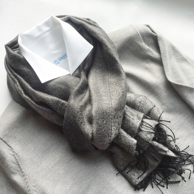 シルクカシミヤ大柄ペイズリージャカードストール　グレー