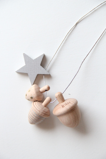 Kiko+の木のおもちゃ付きオーガニックおむつケーキ(2段/全3色)