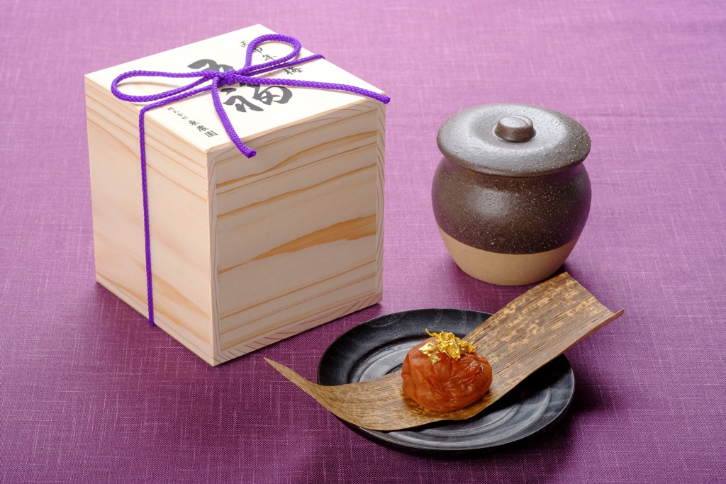 丙申年の梅 五福 1粒［壺・木箱・金箔入り］