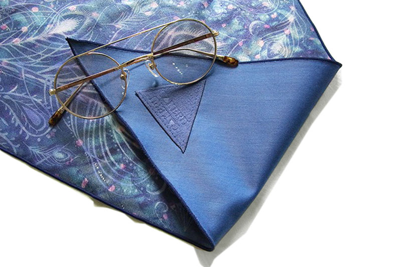 アイウェアが拭けるハンカチ peacock - 三角