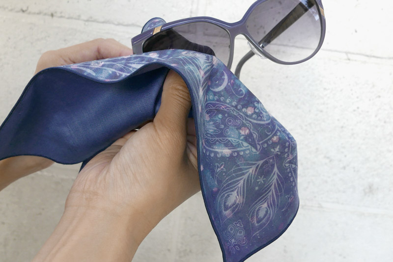 アイウェアが拭けるハンカチ peacock - 三角