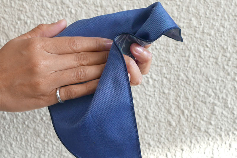 アイウェアが拭けるハンカチ peacock - 三角