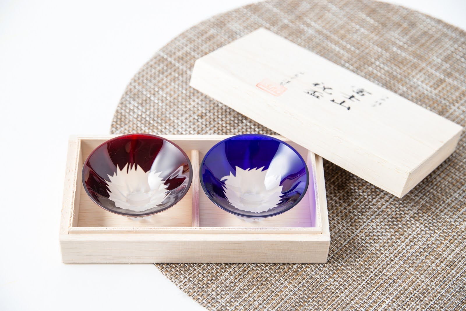 彫刻硝子青赤富士セット(木箱入り) | 田島硝子のプレゼント・ギフト 