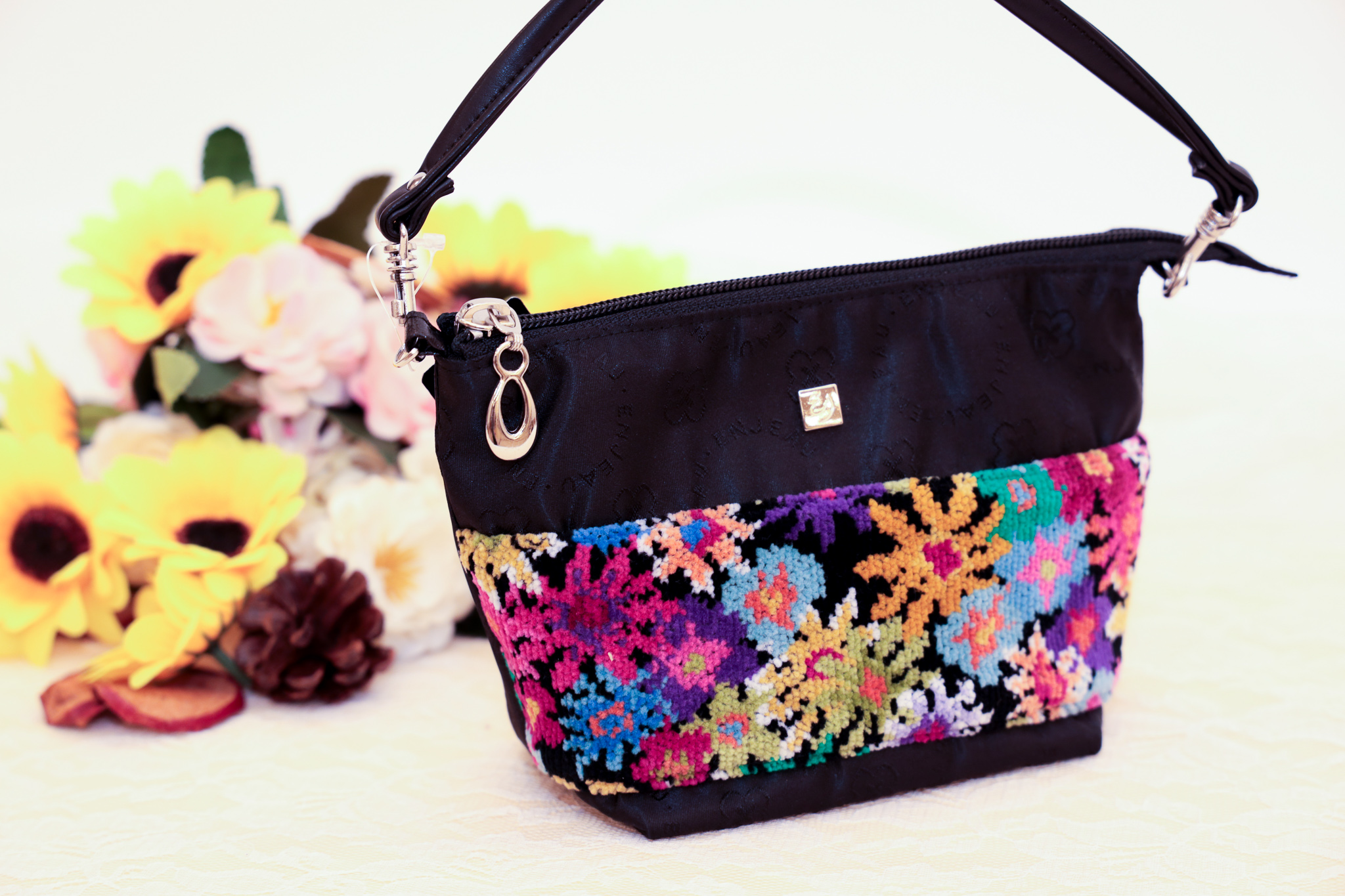 アンナシリーズ コスメポーチ（ショルダーストラップ付）