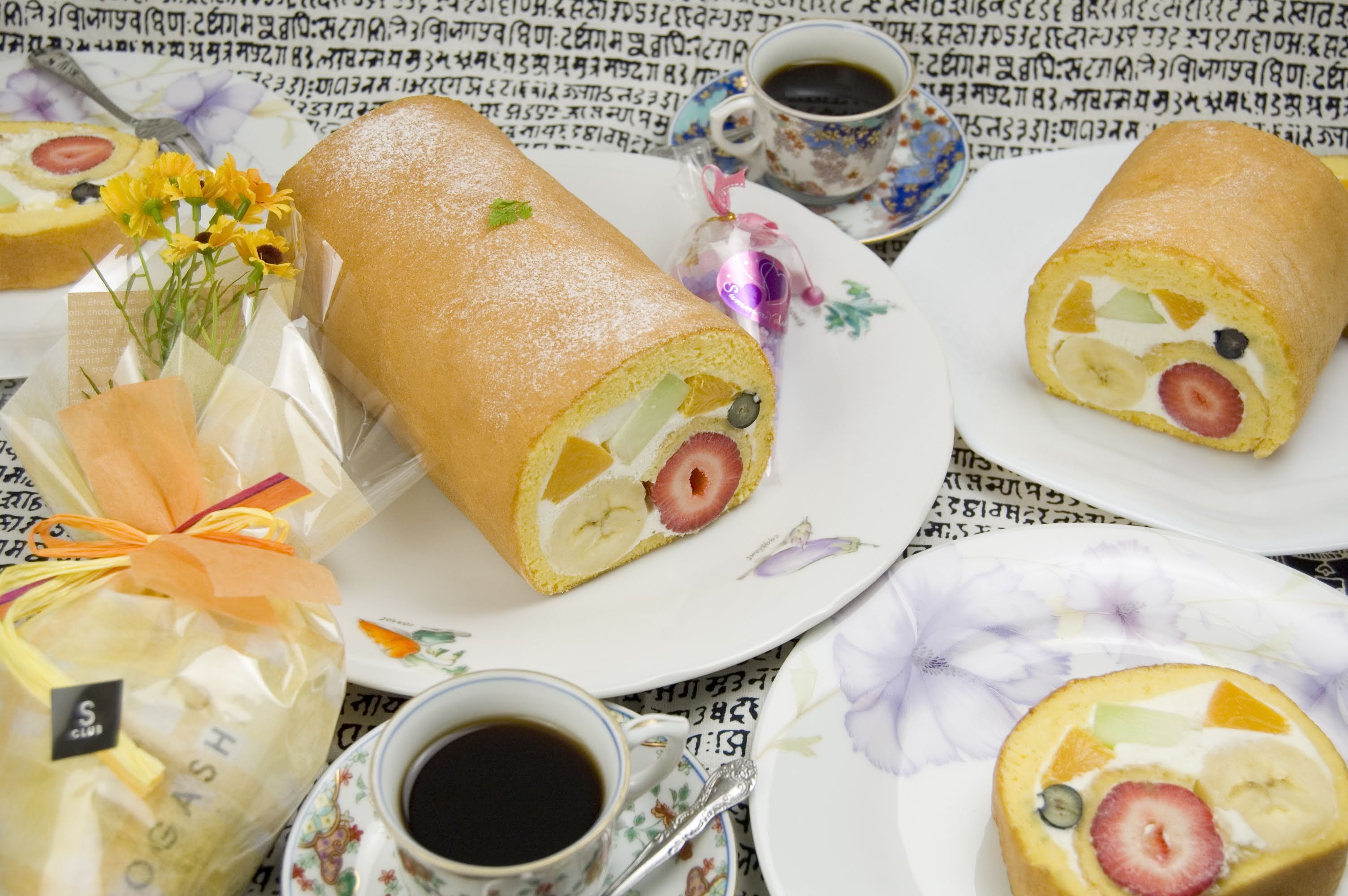 フルーツロールケーキ（2本入）