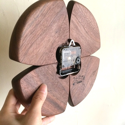 掛け時計「四つ葉」ウォールナット材