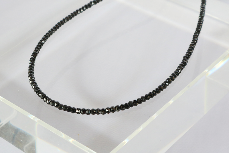 ブラックスピネルのネックレス