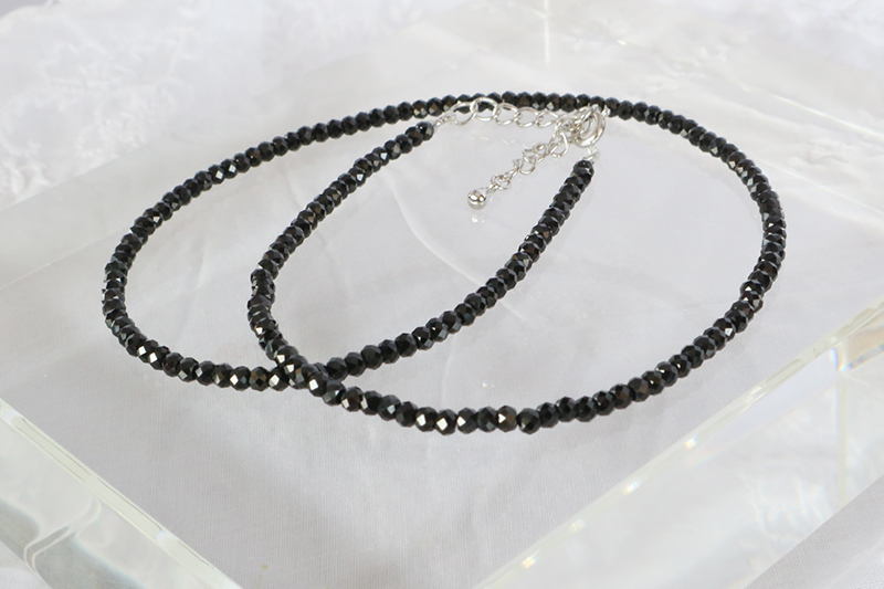 ブラックスピネルのネックレス