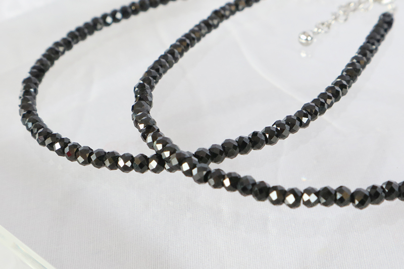 ブラックスピネルのネックレス