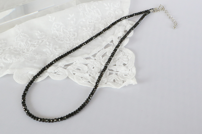 ブラックスピネルのネックレス