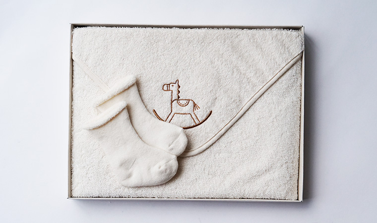 ベビー　木馬刺繍セット (おくるみ／靴下)