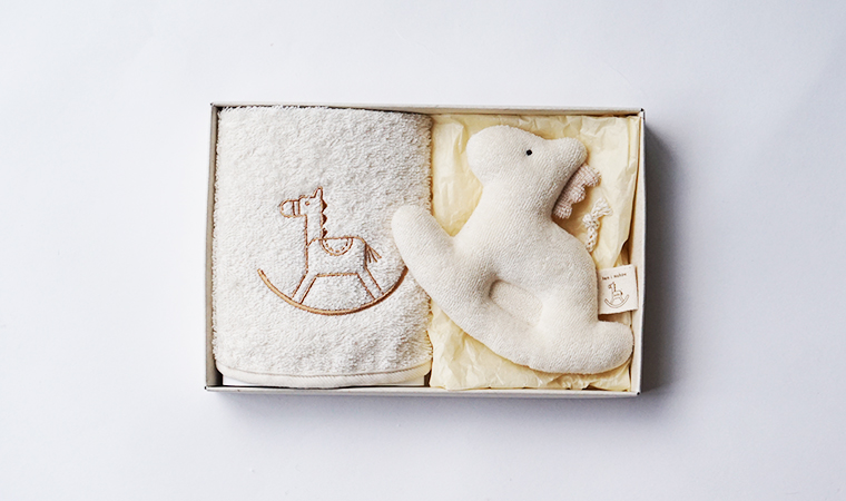ベビー 木馬刺繍セット (スタイ／がらがら) | 天衣無縫のプレゼント