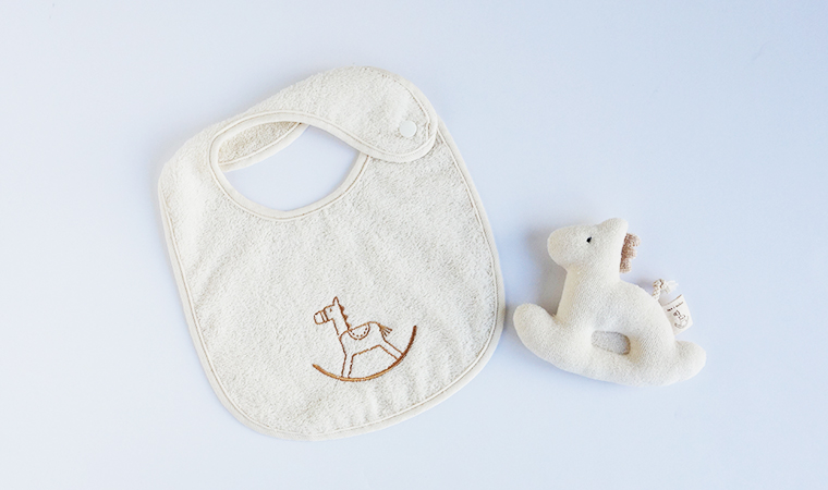 ベビー　木馬刺繍セット (スタイ／がらがら)