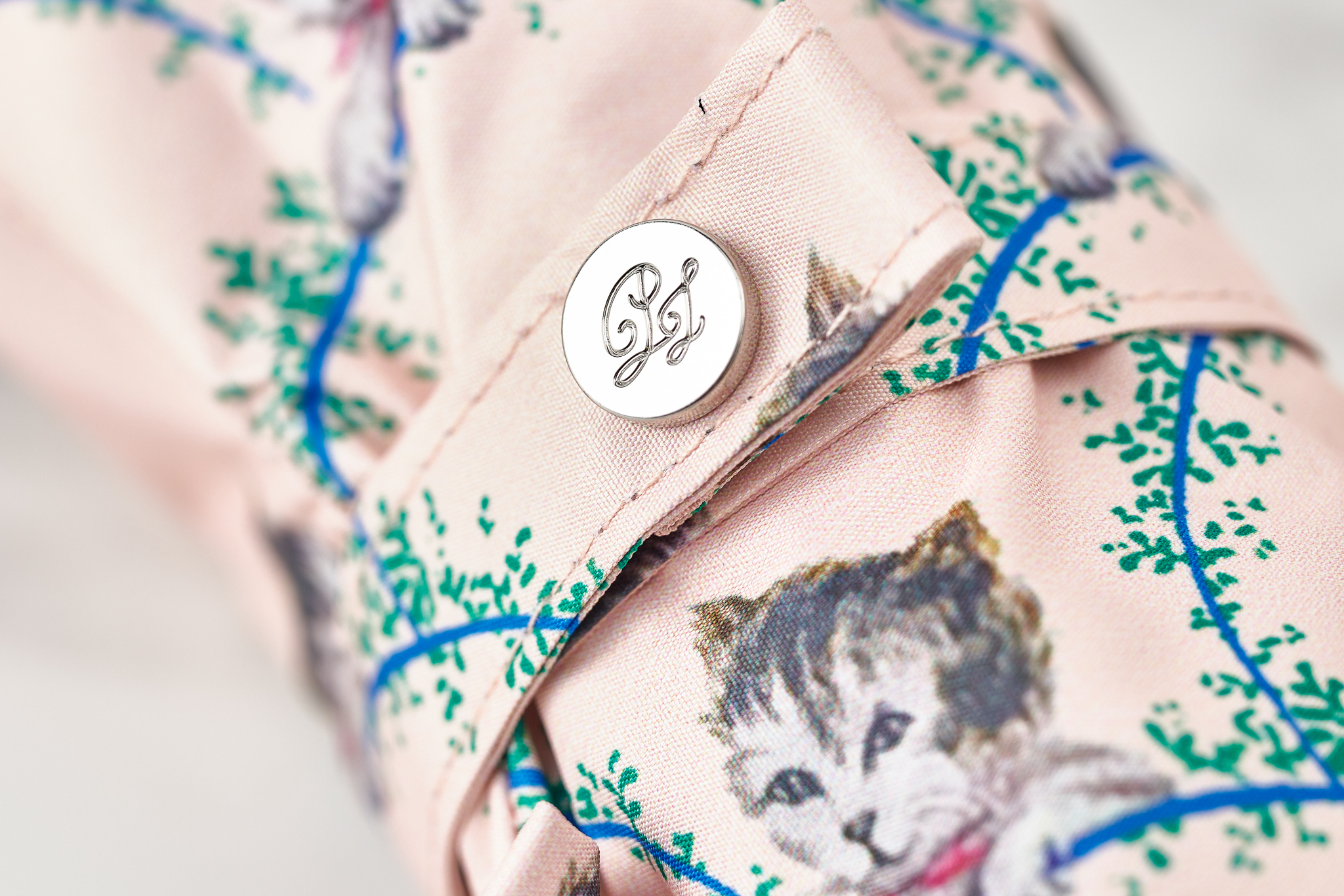 オールウェザー対応遮熱遮光晴雨兼用折り畳みパラソル＜タイムレスキャット＞