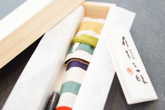 漆塗り携帯用筆ペン-縞更紗柄筆ペンケース