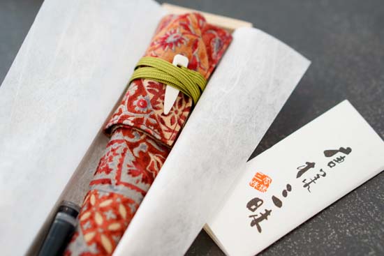 漆塗り携帯用筆ペン-花更紗柄筆ペンケース