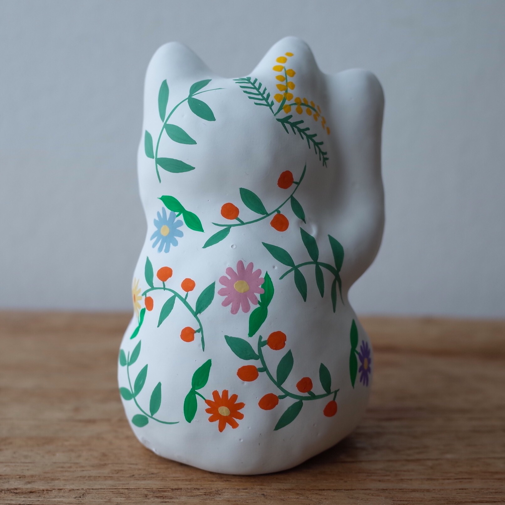 招き猫8号サイズ  白　花輪柄