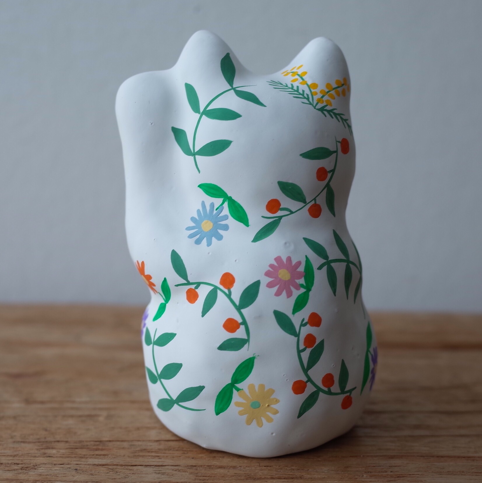 招き猫8号サイズ  白　花輪柄