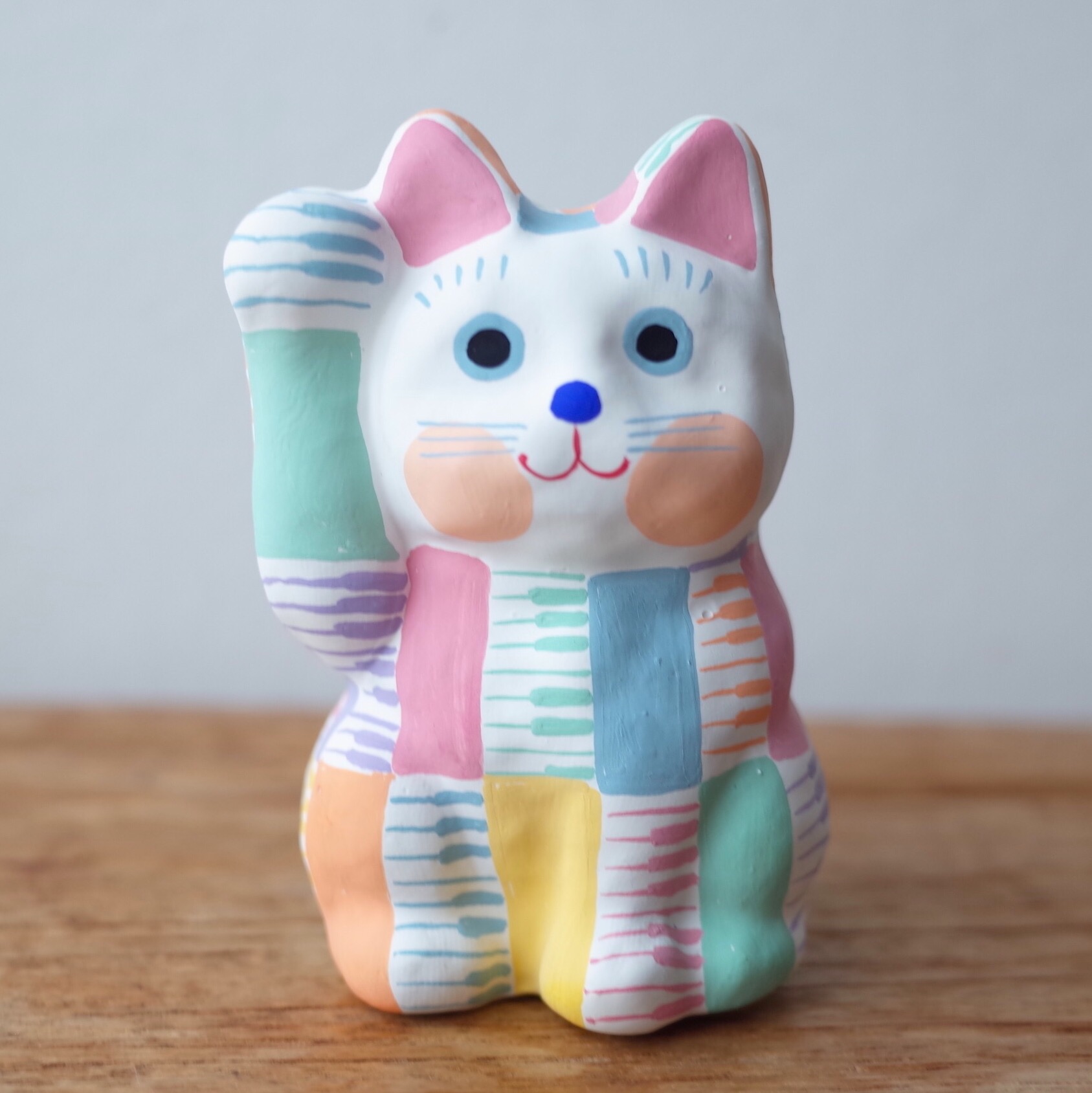 招き猫8号サイズ　レインボーカラー　鍵盤柄