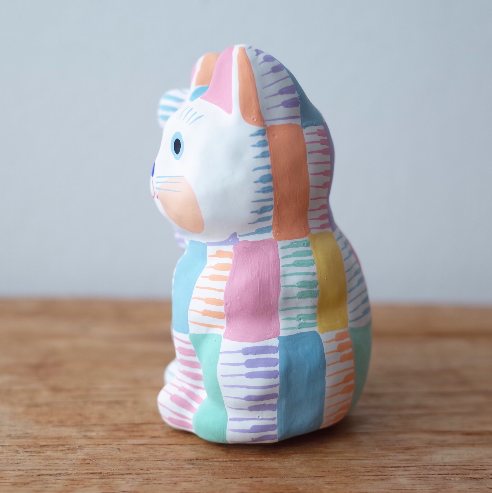 招き猫8号サイズ　レインボーカラー　鍵盤柄