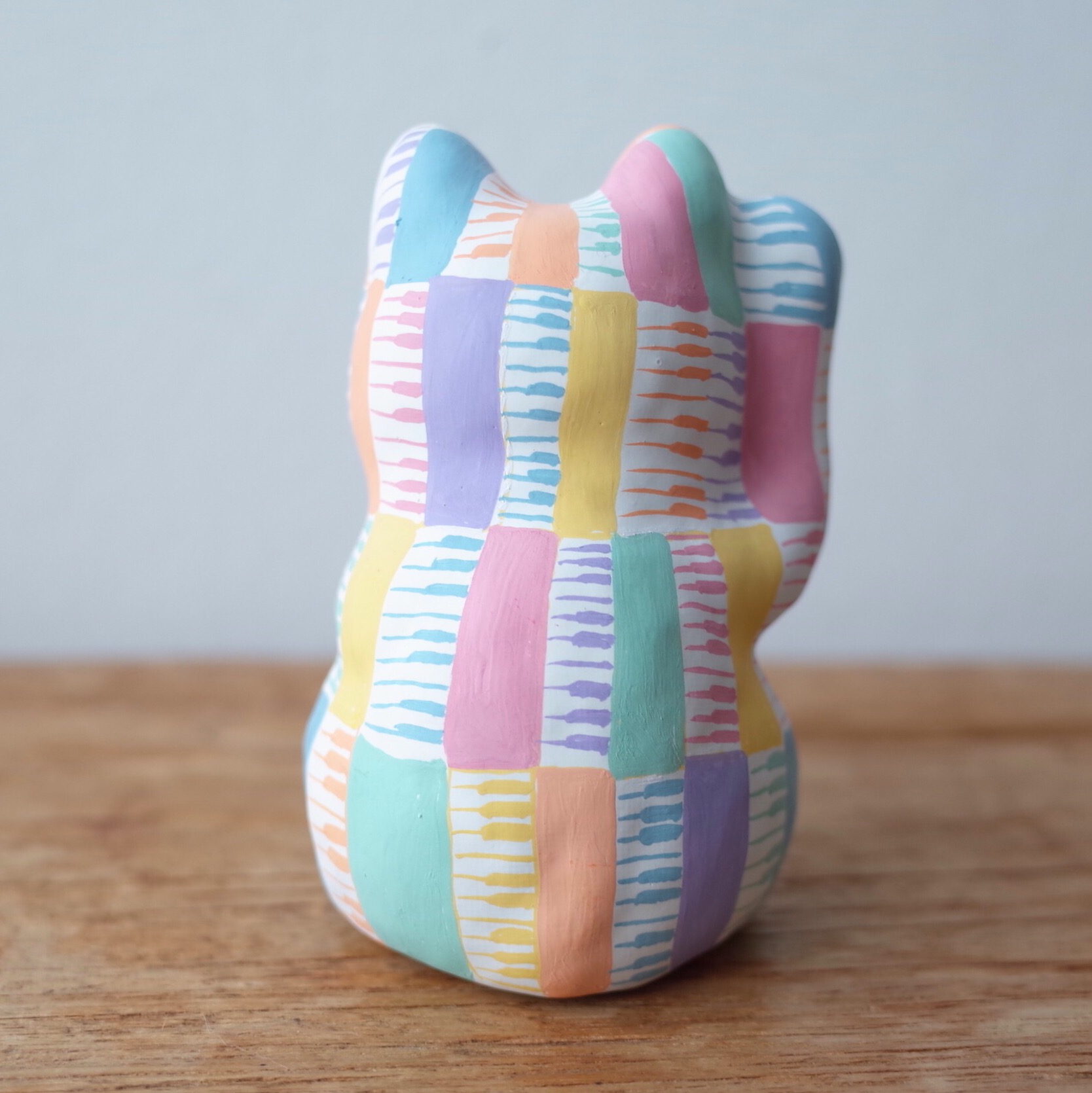 招き猫8号サイズ　レインボーカラー　鍵盤柄