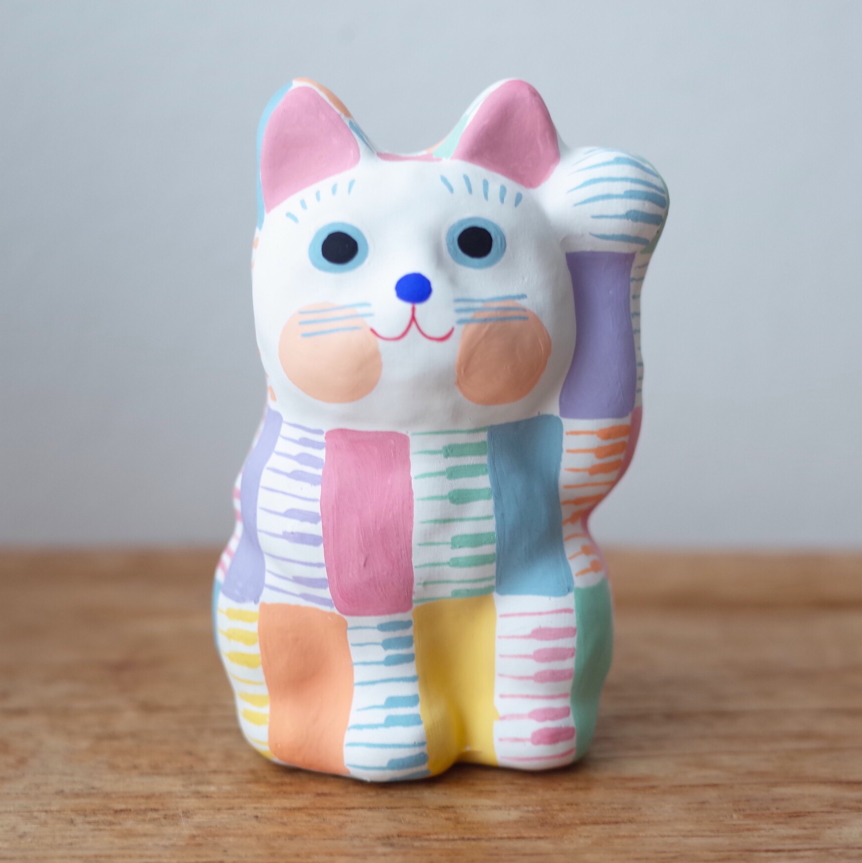 招き猫8号サイズ　レインボーカラー　鍵盤柄
