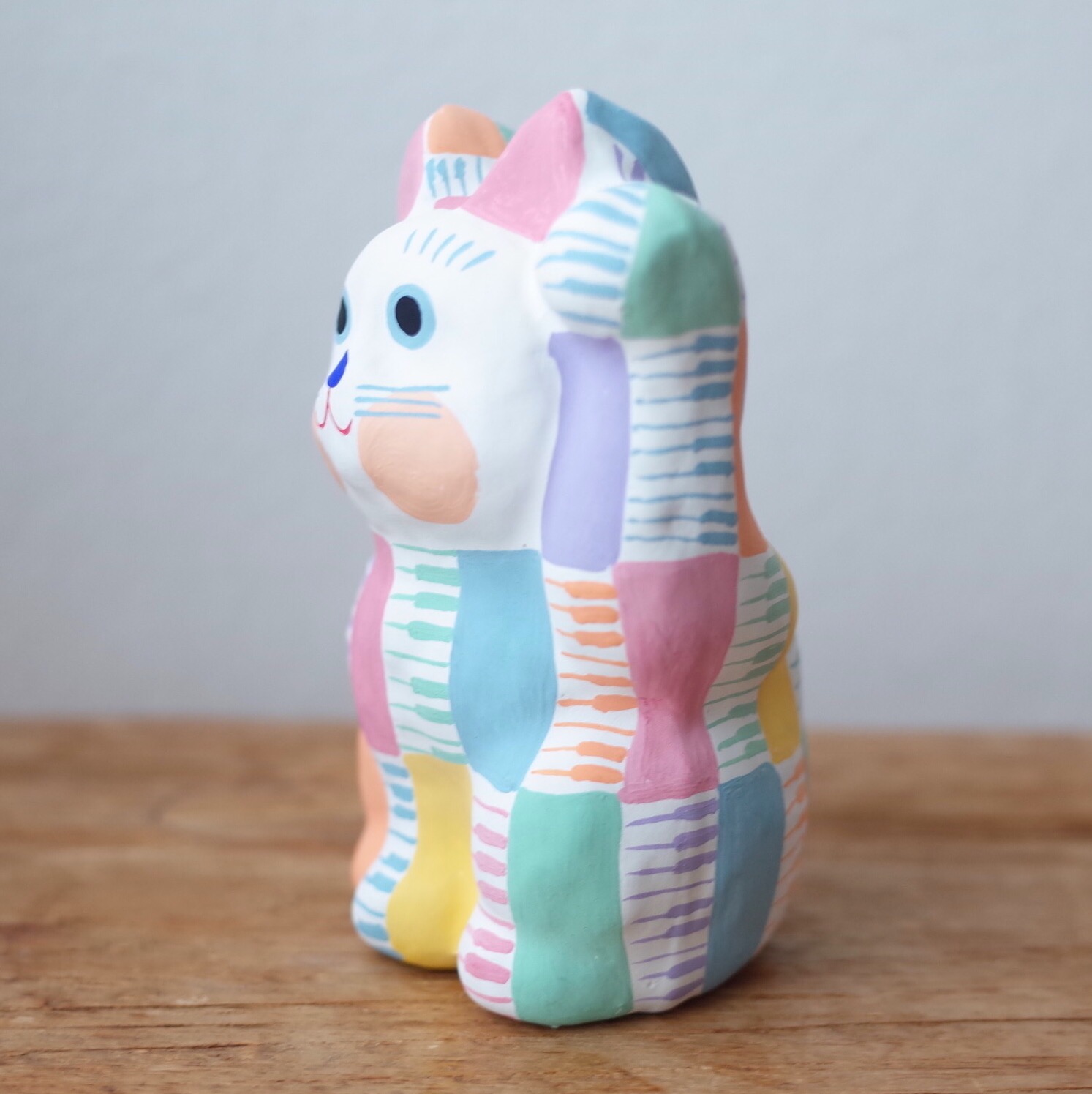 招き猫8号サイズ　レインボーカラー　鍵盤柄