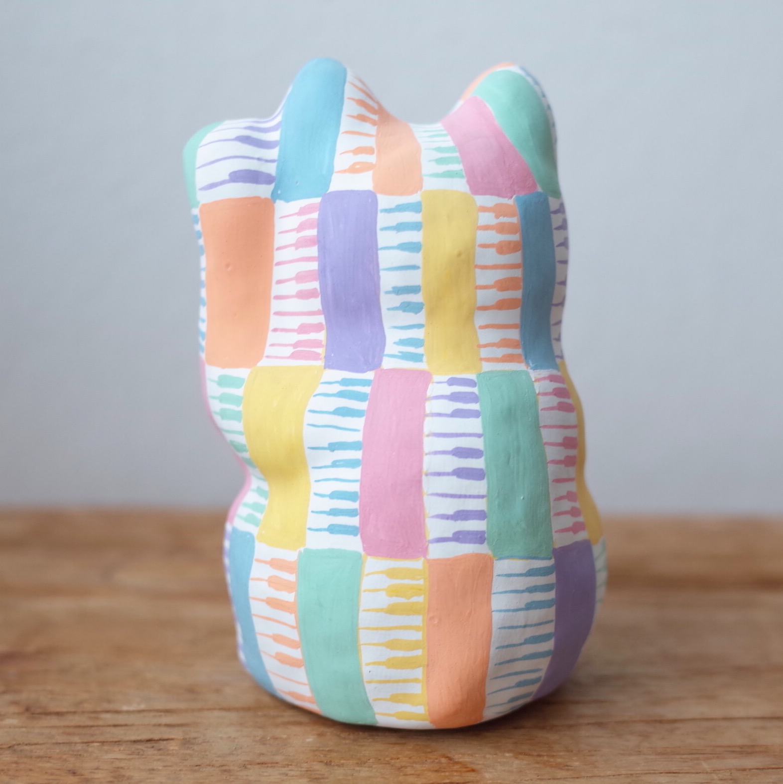 招き猫8号サイズ　レインボーカラー　鍵盤柄