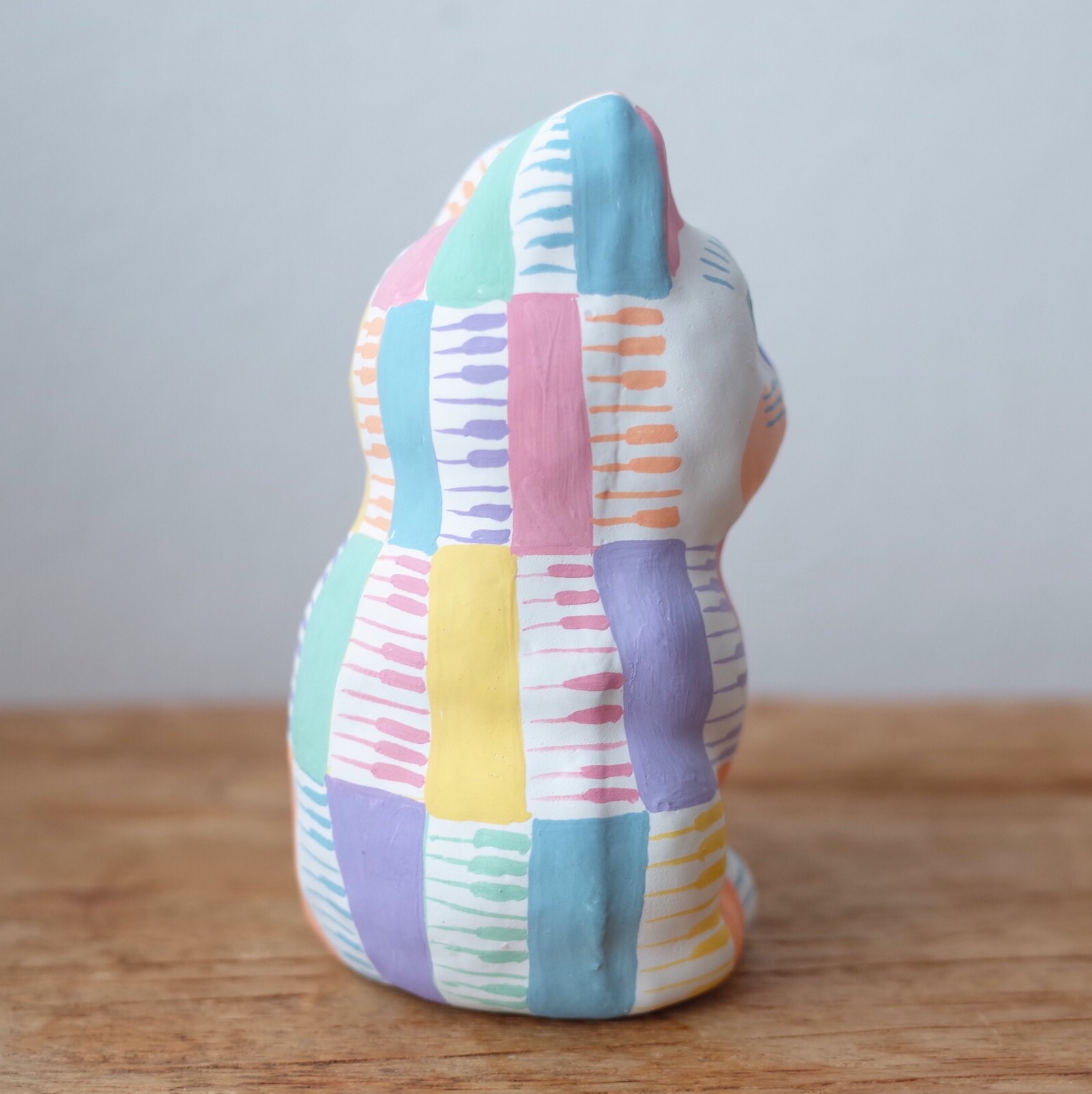 招き猫8号サイズ　レインボーカラー　鍵盤柄