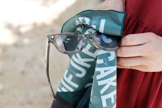 fukeru-眼鏡が拭けるハンカチ-check -Lサイズ