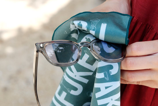 fukeru-眼鏡が拭けるハンカチ-check -三角形