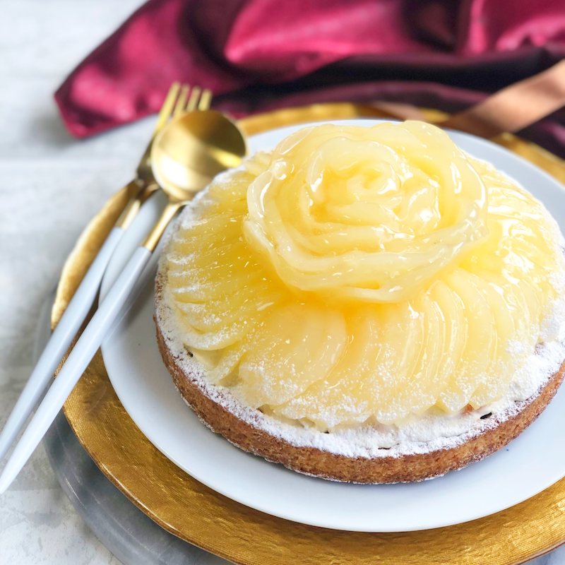 クリスマス雑貨付き　ラフランスのホワイトローズタルト 14㎝ (4〜6名様用) 誕生日 ギフト 結婚祝 出産祝 無添加 お菓子【クリスマス 2025 早割 お取り寄せ  誕生日ケーキ メディア掲載店】