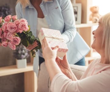 長寿祝いの基本マナーを分かりやすく解説！金額の相場やおすすめプレゼント、メッセージ例文集