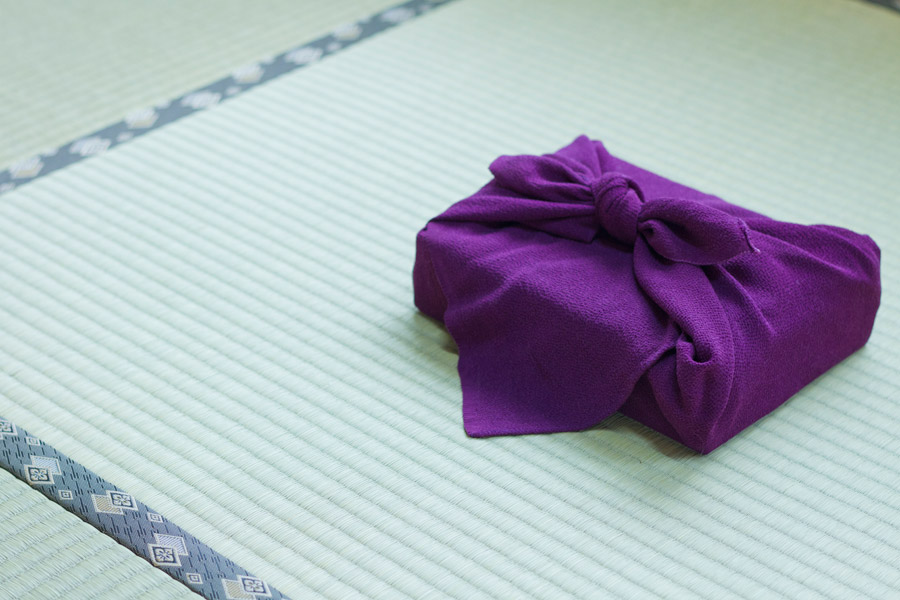 【冠婚葬祭】ふくさの正しいマナーを押さえよう！慶弔両用で使える色や、慶弔ごとの正しい包み方＆渡し方