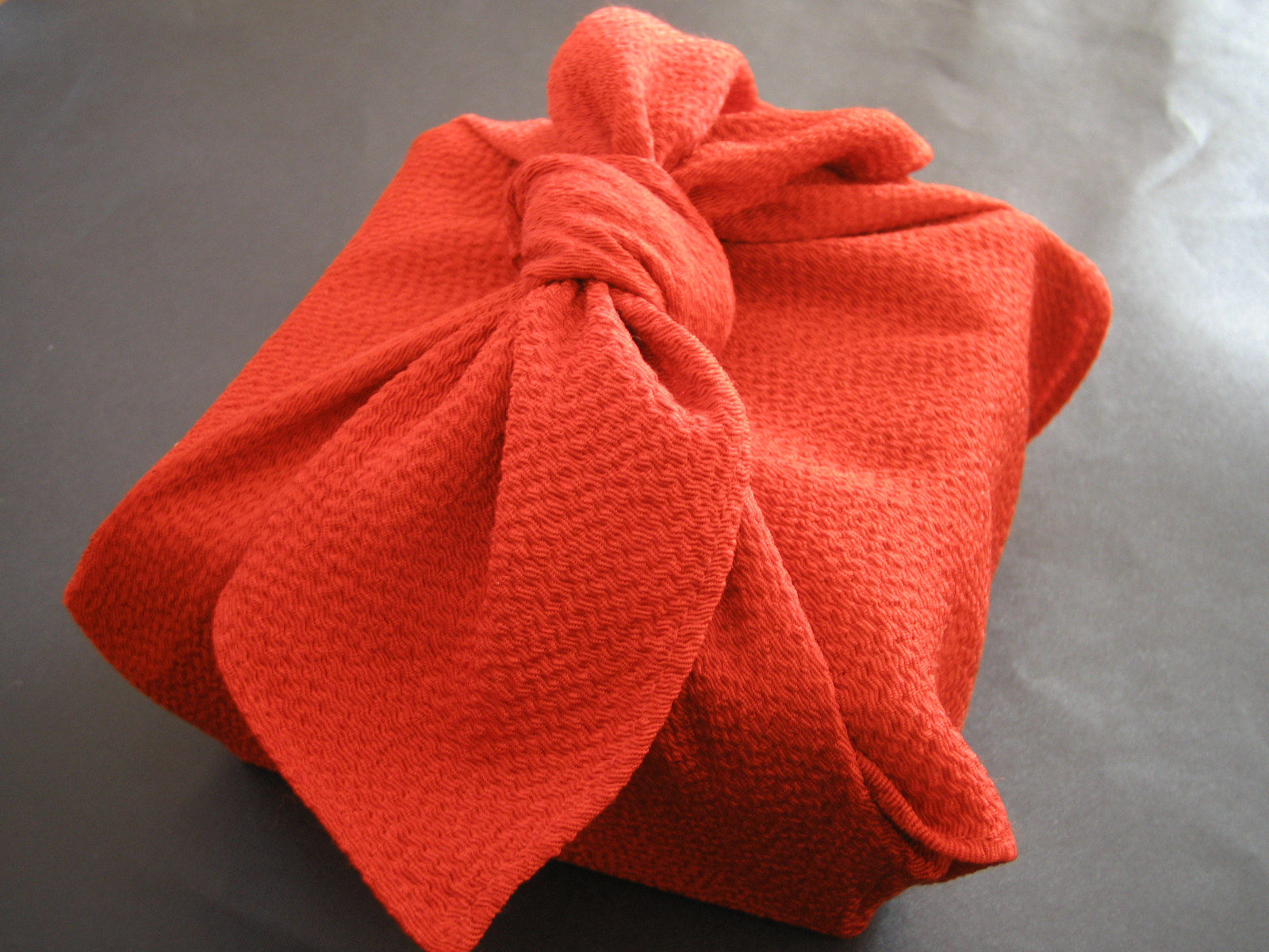 【お歳暮】新婚1年目、誰にどこまで贈るのが正解？両親や義両親に贈る場合の予算＆気になるマナー